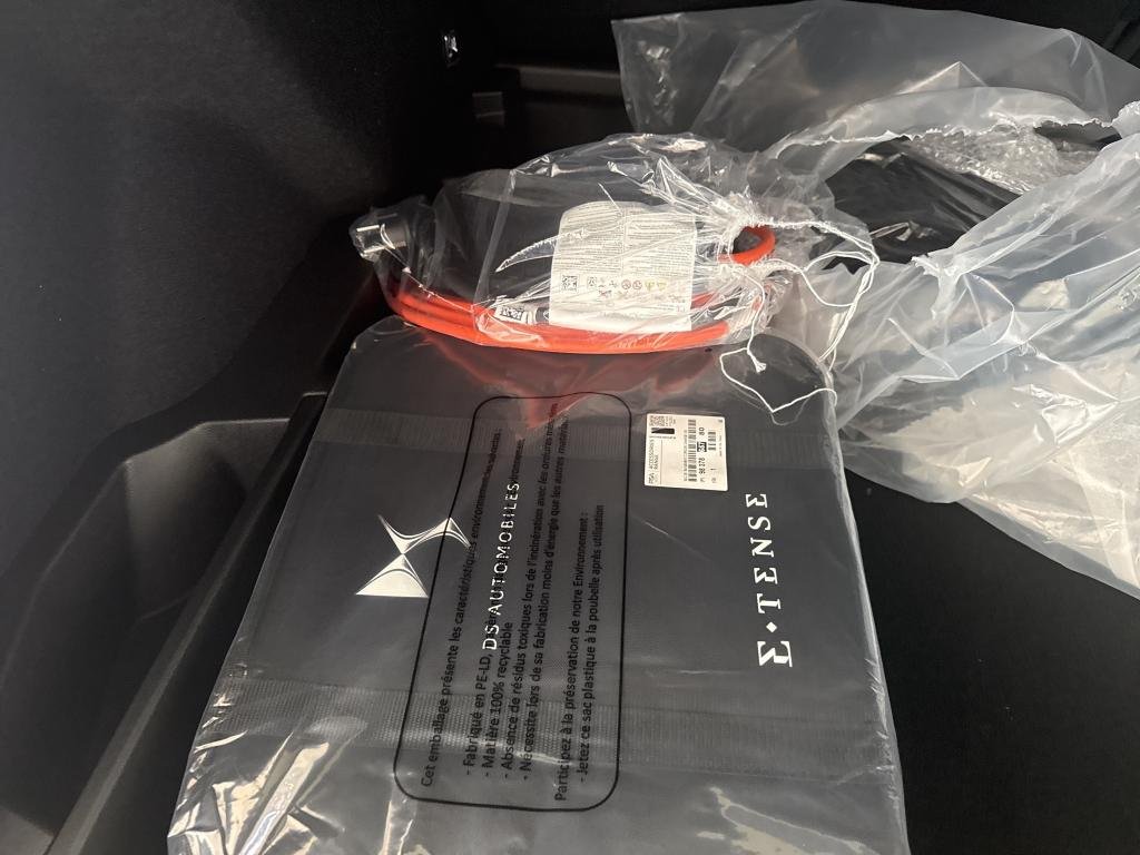 
								DS DS 7 SUV PLUG-IN AWD 300 ÉTOILE full									