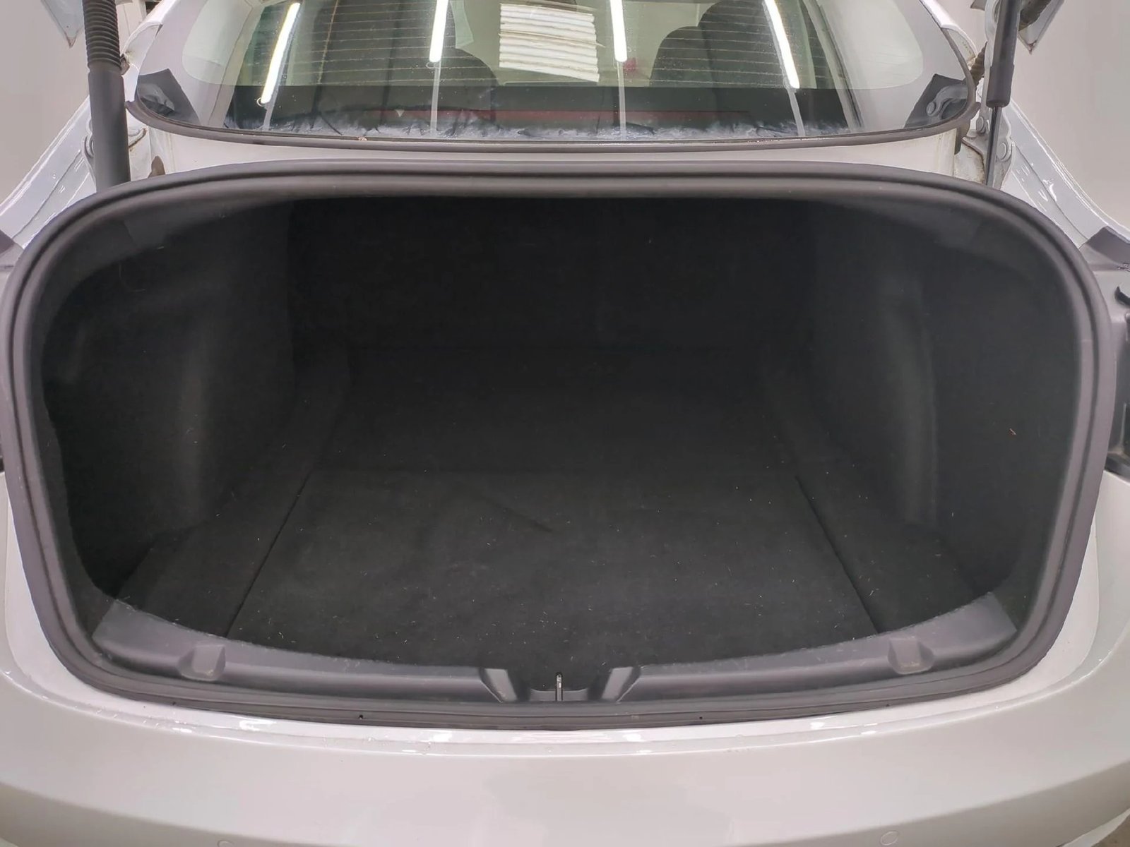 
								TESLA Model 3 Autonomie Standard Plus RWD full									