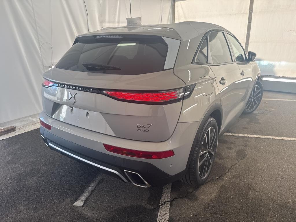 
								DS DS 7 SUV PLUG-IN AWD 300 ÉTOILE full									