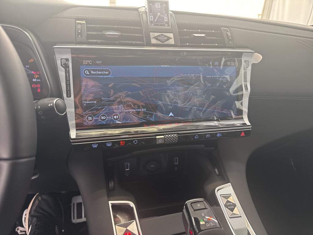 
								DS DS 7 SUV PLUG-IN AWD 300 ÉTOILE full									