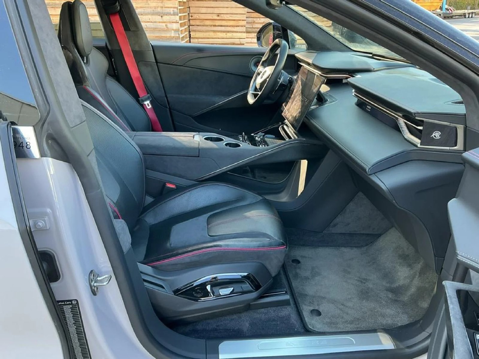 
								Lotus Eletre Elektro 612hp full									