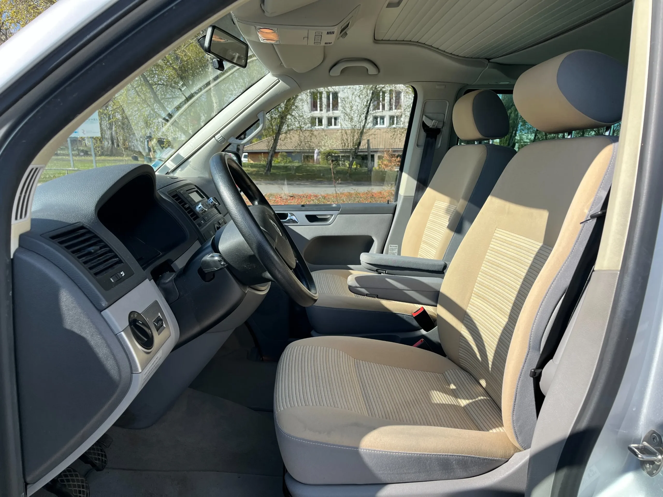 
								Volkswagen Transporter California T5 2.5 TDI 131 cv full									