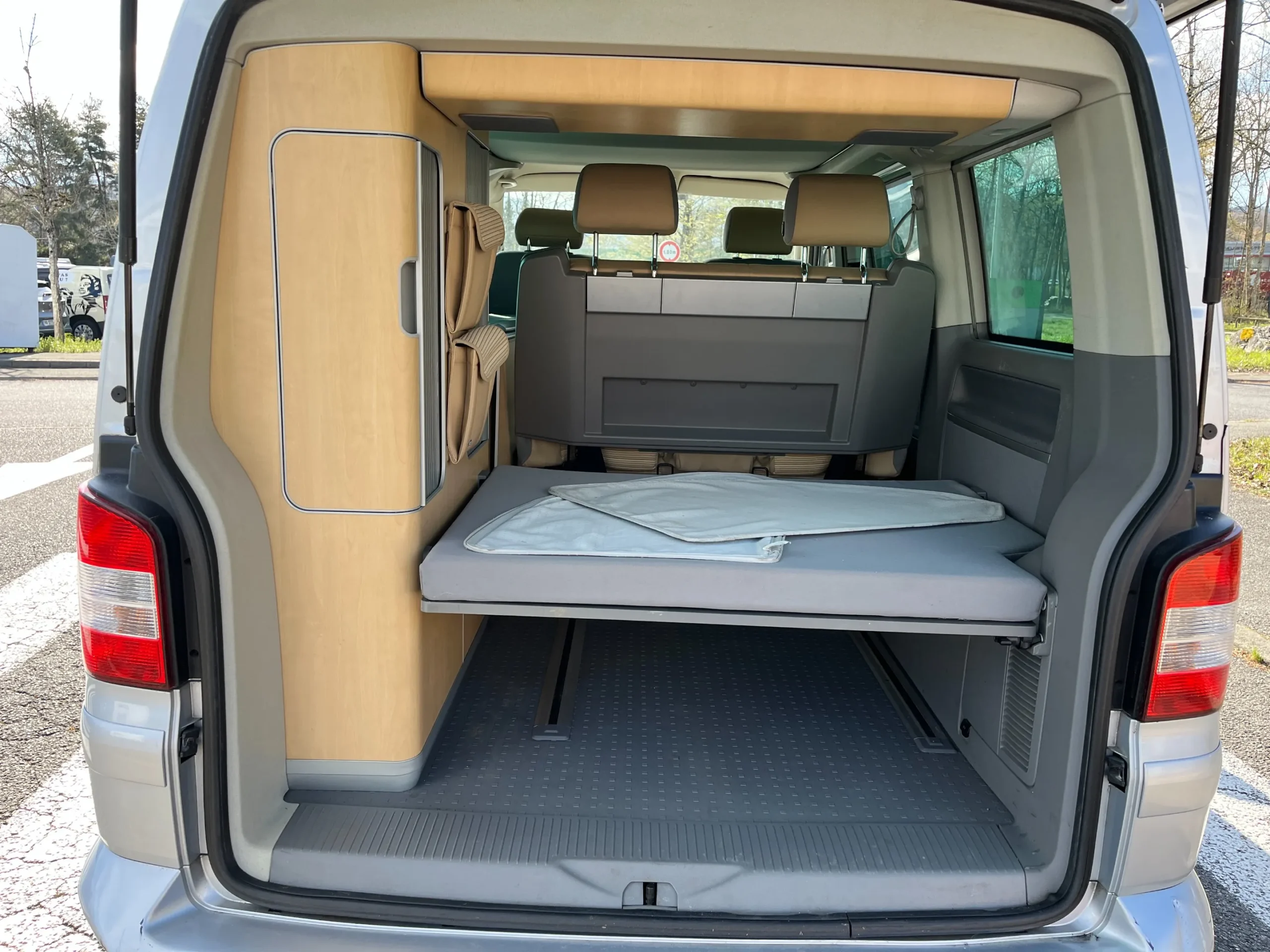 
								Volkswagen Transporter California T5 2.5 TDI 131 cv full									