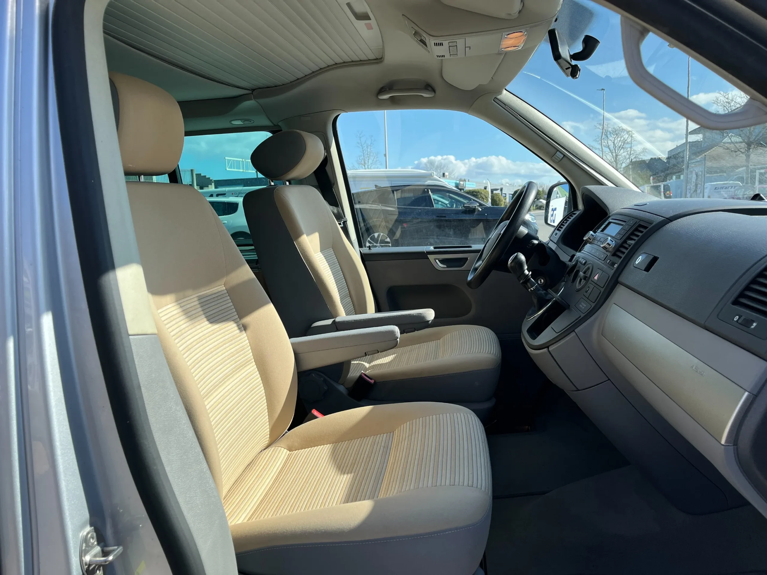 
								Volkswagen Transporter California T5 2.5 TDI 131 cv full									