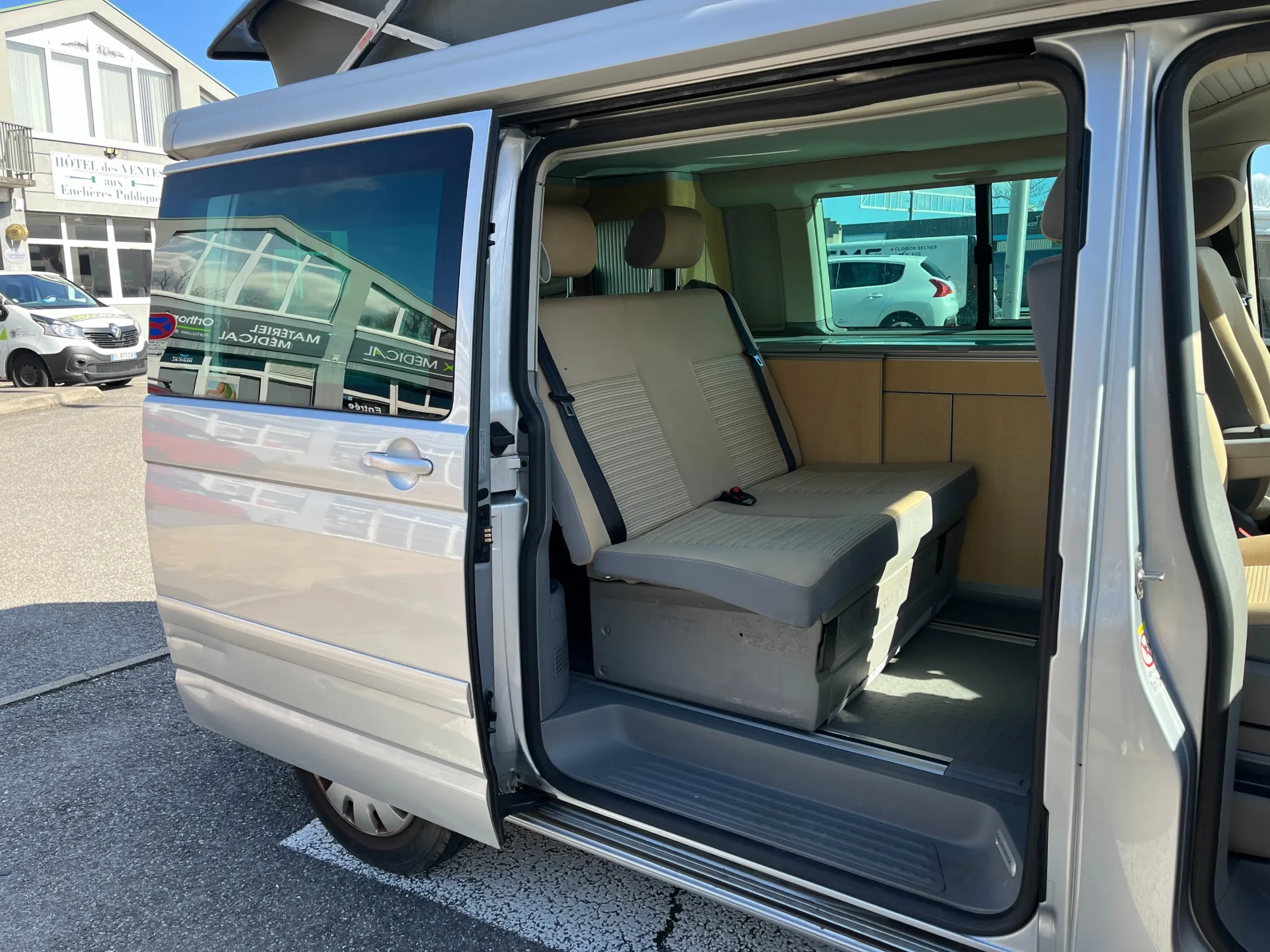 
								Volkswagen Transporter California T5 2.5 TDI 131 cv full									