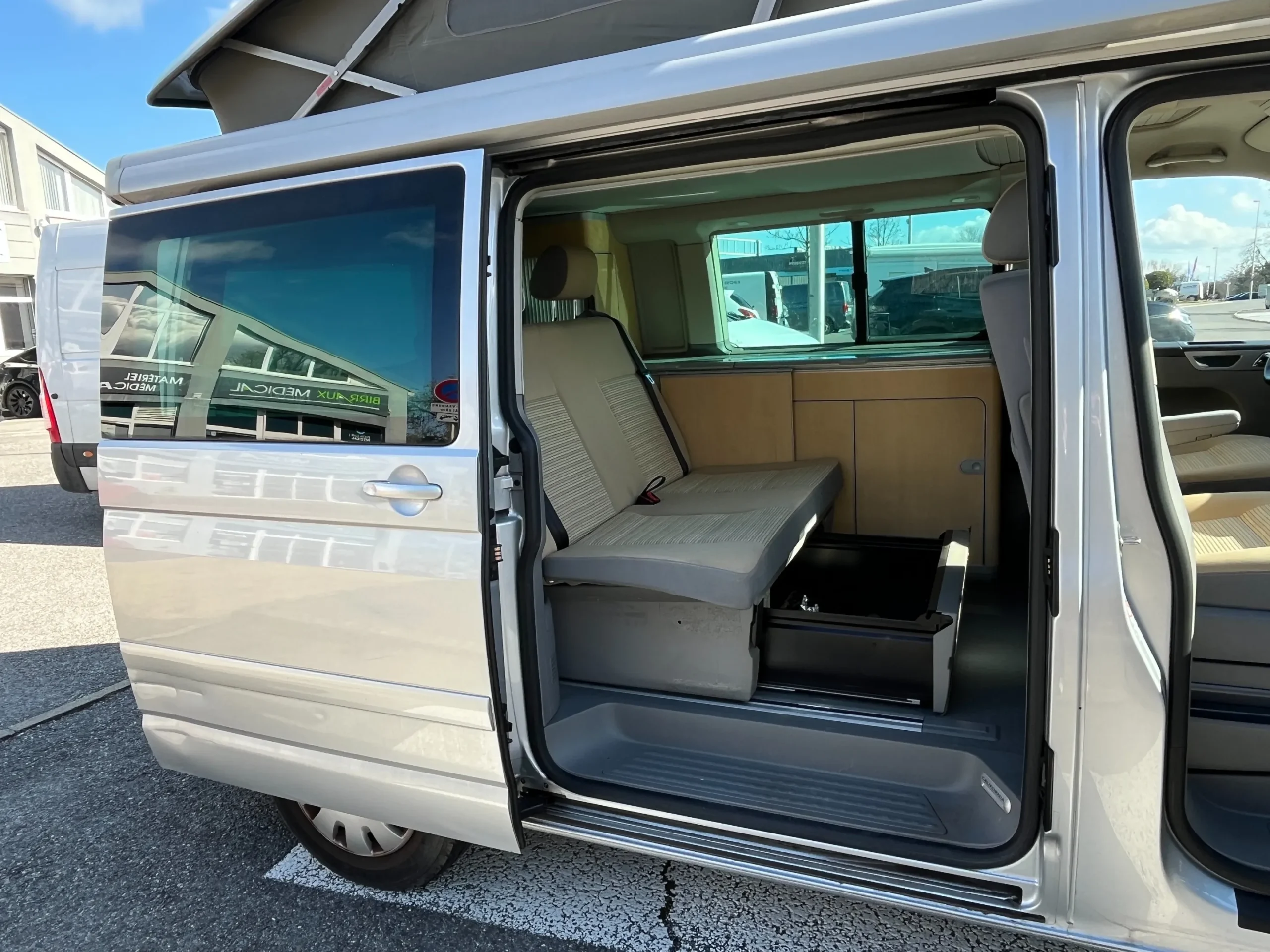 
								Volkswagen Transporter California T5 2.5 TDI 131 cv full									