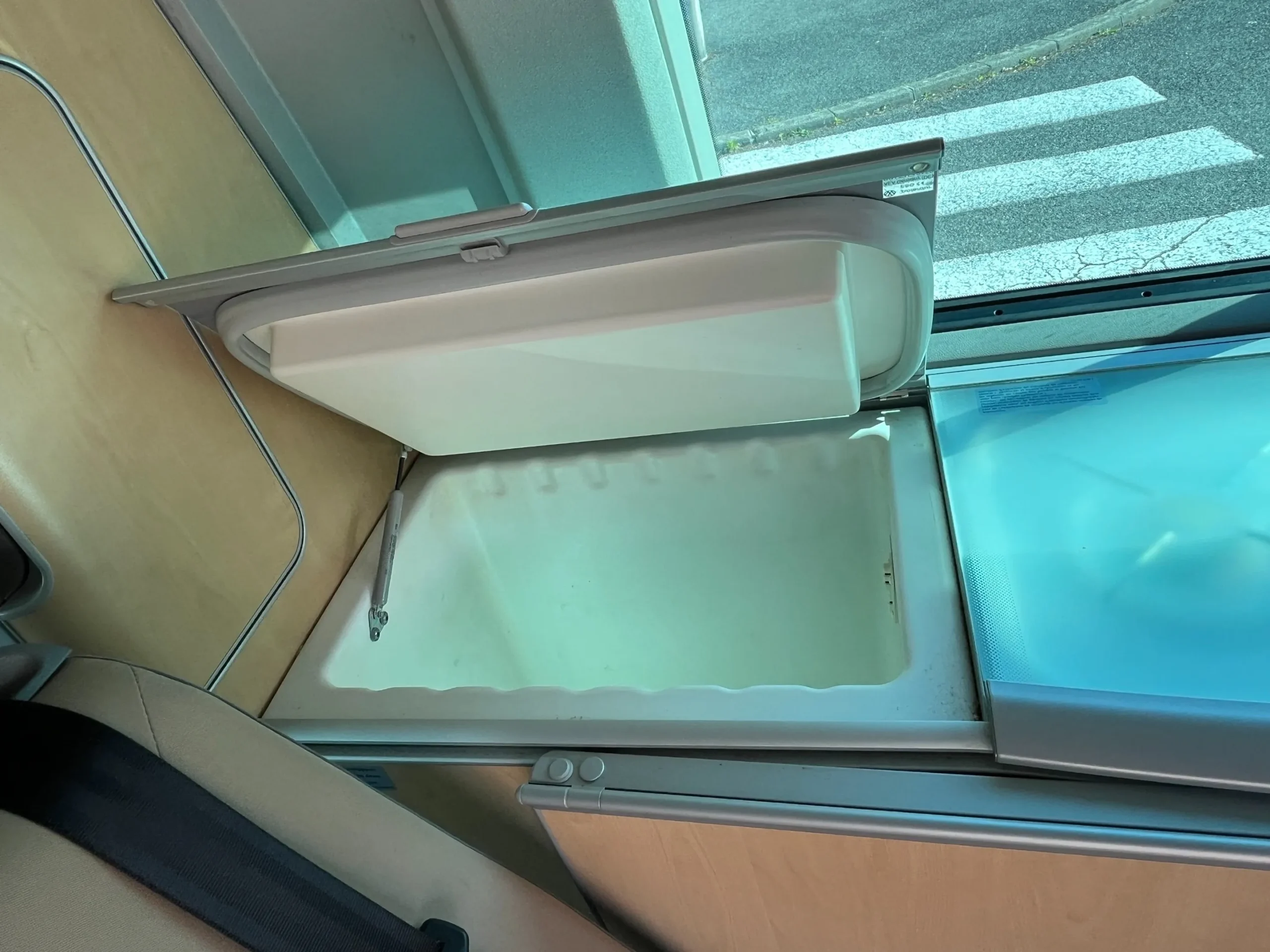 
								Volkswagen Transporter California T5 2.5 TDI 131 cv full									